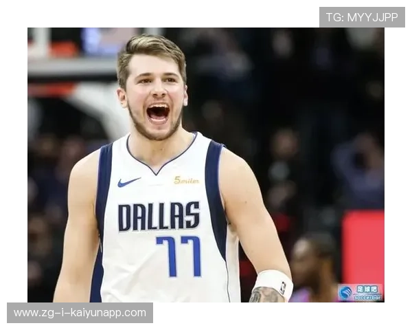 东契奇与队友默契配合,独行侠攻防转换流畅 东契奇与队友默契配合,独行侠攻防转换流畅